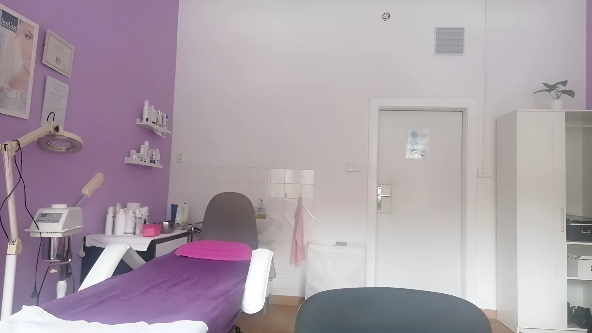 Celkové ošetření pleti s ultrazvukovou špachtlí a galvanickou žehličkou i hydratační péče